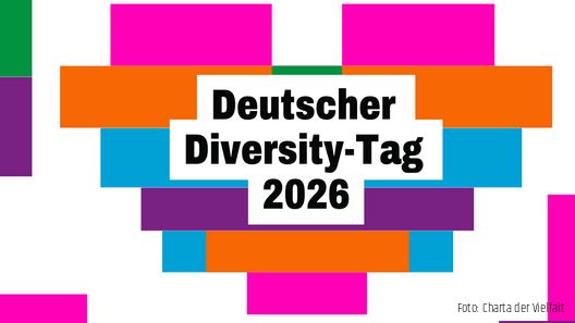 Schriftzug auf buntem Hintergrund, welcher die Form eines Herzens bildet.